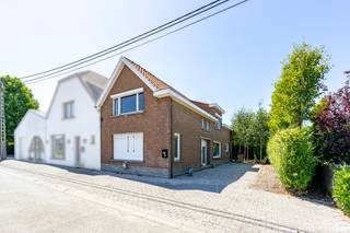 <strong>Te renoveren woning met bewoonbaar bijgebouw te koop in Oeselgem.</strong><br /><br />Deze te renoveren woning heeft heel wat mogelijkheden. De woning staat op een ruim perceel grond van 815 m². Naast de woning vooraan is er reeds een bewoonbaar bijgebouw opgetrokken.<br />Dit bijgebouw werd zeer ecologisch gebouwd met dubbele beglazing, dakisolatie en 40cm strobalen in de muren.<br />Achter dit bijgebouw is er ook nog een atelier die verschillende functies kan hebben. Deze atelier werd ook geïsoleerd met houtwol.<br />Daarnaast heeft u langs de heuvelhoekstraat een uitweg langs achter.<br /><br />Er zijn reeds getekende plannen voor de renovatie van de woning aanwezig.<br /><br />Troeven:
<ul><li>Mogelijkheid om te wonen en terwijl te renoveren</li><li>Uitweg langs achter</li><li>Atelier voor zelfstandige activiteit</li></ul>
Neem vandaag nog contact op met je ERA-makelaar voor een bezoek.<br />JOUW DROOMHUIS. ZO GEVONDEN!<br />