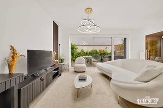 Welkom in deze moderne en verzorgde woning, gebouwd in 2019 en gelegen in het recente nieuwbouwproject Steense Dijk. Dankzij de jonge bouwdatum, de hedendaagse afwerking en de doordachte indeling is dit een ideale thuis voor wie op zoek is naar comfortabel en energiezuinig wonen. <br /><br />Bij het betreden van de woning komt u terecht in de inkomhal met gastentoilet. Verder biedt het gelijkvloers een gezellige en lichtrijke leefruimte met open keuken, perfect voor wie houdt van een open woongevoel en een praktische indeling. Aansluitend bevindt zich een handige berging én extra trapberging, wat zorgt voor voldoende opbergruimte.<br /><br />Op de verdieping beschikt de woning over 2 volwaardige slaapkamers en een trendy badkamer, stijlvol ingericht en volledig afgestemd op hedendaags wooncomfort. <br /><br />Ook buiten is het aangenaam vertoeven dankzij het privatief, zongericht stadstuintje — de perfecte plek om te genieten van een koffiemoment, een gezellige apero of gewoon wat rust in alle privacy.<br /><br />Deze woning scoort bovendien uitstekend op vlak van energiezuinigheid met een EPC-label A, een E-peil E35 en een conforme elektrische keuring. <br /><br />Kortom, een instapklare, jonge en modern afgewerkte woning op een fijne ligging, ideaal voor starters, koppels of als investering. Een eigendom waar comfort, stijl en energiezuinigheid mooi samenkomen.<br /><br />