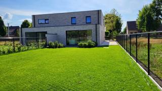Prachtige HOB nieuwbouwwoning (2024) met 3 slaapkamers te Kalmthout! Bij het betreden van de woning kom je in een ruime inkomhal met een...