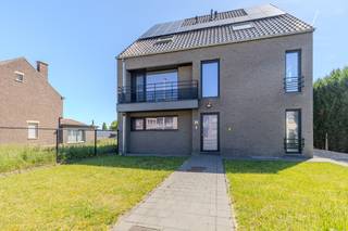 Aan de Staatsbaan 56 bus 11 in Neerharen-Lanaken bevindt zich dit verzorgd duplex-appartement, gelegen op de eerste en tweede verdieping van een kleinschalige residentie.<br />Met twee volwaardige slaapkamers, een privatieve autostaanplaats en een praktische buitenberging/tuinhuis combineert dit appartement ruimte, comfort en functionaliteit op een aangename manier.<br /><br /><u><strong>Ligging</strong></u><br />Het appartement geniet van een centrale en vlot bereikbare ligging aan de Staatsbaan in Neerharen -Lanaken. Winkels, scholen, openbaar vervoer en andere dagelijkse voorzieningen bevinden zich in de onmiddellijke omgeving.<br /><br />Daarnaast bereikt u in slechts enkele minuten het centrum van Lanaken, Maastricht (NL), Genk en Maasmechelen. Een ideale locatie voor wie aangenaam wil wonen met alle faciliteiten binnen handbereik.<br /><br /><u><strong>Indeling</strong></u><br />Het appartement is gelegen op de eerste en tweede verdieping van de residentie en is bereikbaar via de vaste trap in de gemeenschappelijke inkomhal. Vanuit de gemeenschappelijke hal komt u terecht in de private inkomhal van het appartement, die fungeert als centraal verbindingspunt van de woning.<br /><br />Via de inkomhal bereikt u de lichtrijke leefruimte, waar de grote raampartijen zorgen voor een aangename sfeer en een overvloed aan natuurlijk licht. Aan de achterzijde van de leefruimte bevindt zich het ruime terras, waar u in alle rust heerlijk kan genieten.<br /><br />Aansluitend aan de woonkamer situeert zich de praktisch ingerichte keuken, voorzien van voldoende werk- en opbergruimte.<br /><br />Verder biedt de inkomhal toegang tot een apart gastentoilet en een handige berging.<br /><br />Het appartement beschikt bovendien over twee comfortabele slaapkamers en een badkamer uitgerust met een bad-/douchecombinatie, lavabo en toilet. Ook de aansluitingen voor wasmachine en droogkast zijn hier voorzien.<br /><br />De duplexindeling zorgt voor een ruimtelijk gevoel en creëert een aangename scheiding tussen het woon- en slaapgedeelte.<br /><br />Aan de achterzijde van het perceel bevindt zich bovendien een privatieve buitenberging/tuinhuis, ideaal voor het opbergen van fietsen, tuinmateriaal of extra stockage.<br /><br />Tot slot beschikt het appartement over een privatieve autostaanplaats, wat het wooncomfort compleet maakt.<br /><br /><u><strong>Troeven</strong></u><br />- Duplex-appartement verdeeld over de eerste en tweede verdieping<br />- Twee volwaardige slaapkamers<br />- Private autostaanplaats inbegrepen<br />- Extra buitenberging/tuinhuis aanwezig<br />- Lichtrijke leefruimte<br />- Centrale ligging met vlotte verbindingen<br />- Nabij winkels, scholen en openbaar vervoer<br /><br />Bent u op zoek naar een verzorgd duplex-appartement met praktische indeling en gunstige ligging in Lanaken? Dan is dit appartement aan de Staatsbaan 56 bus 11 zeker een bezoek waard!<br /><br />Contacteer ons op <span><strong>089 23 44 22</strong></span> of mail naar <span><strong>info@immoverslegers.be</strong></span> voor meer informatie of een bezichtiging.