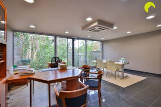 <p><span>In het commerciële centrum van Hove, gelegen op de Kapelstraat, bieden wij u dit voormalig bankkantoor aan. De bewoonbare oppervlakte bedraagt 155m².</span></p><p><span>Op heden is het eigendom nog ingericht als bank. Er zijn veel ingemaakte kasten, veiligheidsglas enzovoort. </span></p><p><span>Achter het gebouw is er een grote tuin die bij het gelijkvloers hoort. Dit biedt mogelijkheden voor wie een grote tuin kan gebruiken.</span></p><p><span>Het handelsgelijkvloers bevindt zich op het gelijkvloers. Boven zijn er 3 appartementen. Er is geen syndicus in het gebouw.</span></p><p><span> </span></p><p><span>Indeling:</span></p><p><span> </span></p><p><span>We betreden de handelsruimte en komen onmiddellijk terecht in de wachtruimte.  Via de veiligheidsdeur bereiken we een eerste werkruimte. Hier zijn ingebouwde kasten.</span></p><p><span>Een gang leidt naar een eerste aparte bureauruimte waar u rustig kan werken.</span></p><p><span>Lopen we verder door is er nog een ingerichte kitchenette, een gezamenlijke vergaderruimte en nog één grote open ruimte die veel mogelijkheden biedt.</span></p><p><span>Via deze ruimte bereiken we de tuin met terras. De tuin verdient een serieuze snoeibeurt.</span></p><p><span> </span></p><p><span>Graag som ik voor u nog even de troeven op van die eigendom met veel mogelijkheden:</span></p><p><span> </span></p><ul><li><span>Gelegen in de winkelstraat van Hove. Op wandelafstand van andere winkels, verbindingswegen, openbaar vervoer, ...</span></li><li><span>Op heden ingericht als bankkantoor. Dit kan gemakkelijk aangepast worden.</span></li><li><span>Verschillende aparte burelen met ingebouwde kasten</span></li><li><span>Veiligheidsglas</span></li><li><span>Grote tuin met terras</span></li></ul><p><span> </span></p><p><span>EPC met A-label</span></p><p><span>Stedenbouw op aanvraag</span></p><p><span>P-score (perceelscore): klasse A</span></p><p><span>G-score (gebouwscore): </span><span>klasse A</span></p><p><span> </span></p><p><span>Voor een bezoek ter plaatse kan u ons contacteren op het nummer 03 449 42 41 of mail ons via hallo@habicom.be.</span></p><p><span>Wenst u de waarde van uw woning te kennen ? Contacteer vrijblijvend onze habicom expert in uw buurt</span></p><p><span> </span></p>