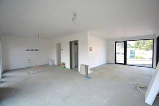 Splinternieuwe BEN-woning (Bijna Energie Neutraal) op wandelafstand van het centrum van Ranst. Project ‘Hestia’ betreft 4 energiezuinige, moderne woningen met telkens 4 slaapkamers, 2 badkamers en zonnige tuin. Elke woning beschikt over een inkomhal met ruimte voor vestiaire en afzonderlijk toilet; leefruimte met open en volledig ingerichte keuken en bijkeuken. Directe toegang tot de tuin met ideale zuid oriëntatie en aangelegd terras. Op de eerste verdieping zijn er reeds 3 slaapkamers, apart toilet en badkamer. Op verdieping 2 bevindt zich de hoofdslaapkamer met eigen badkamer en extra technische ruimte. De open bebouwing (woning 4) beschikt over een oprit. Mogelijkheid tot aankoop van autostaanplaats en extra berging. Energiezuinige woning met alle modern comfort. Verwarming met warmtepomp en zonnepanelen voorzien. Oplevering zomer 2026. Verkoop onder 6 % BTW mogelijk! Kijk op www.immopatio.be voor meer informatie.