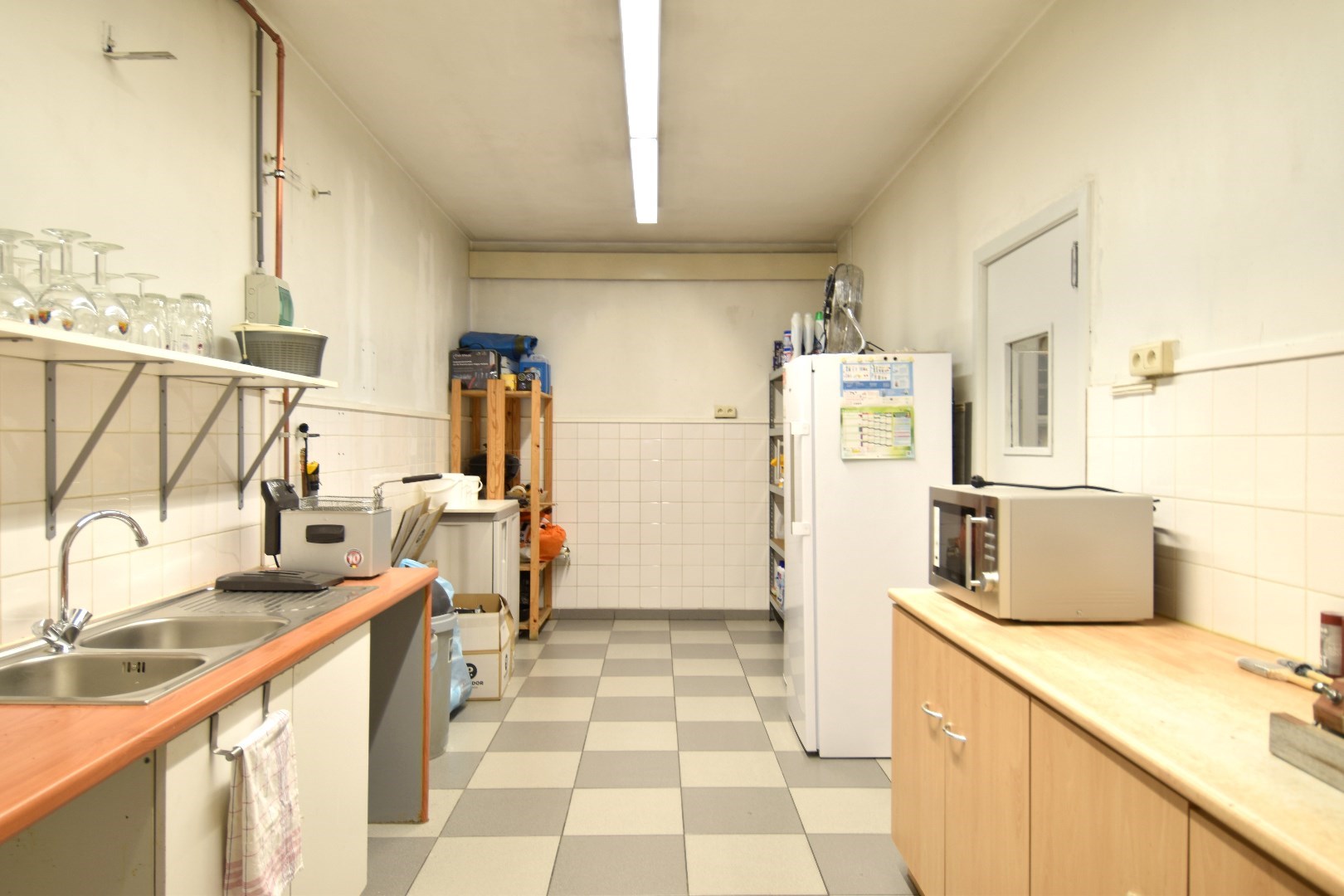 Handelspand op commerciële ligging met bovenliggend 3-slaapkamer appartement te Bissegem - foto 4