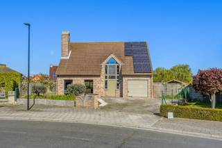 Op zoek naar een ruime, instapklare open bebouwing nabij zee? Deze alleenstaande woning (1998) ligt in een rustige woonwijk op een perceel van 834 m² en biedt comfort, ruimte en tal van extra’s.<br /><br />U wordt verwelkomd in een verzorgde inkomhal met gastentoilet. De lichtrijke leefruimte met houtcassette en schuifraam sluit naadloos aan op de tuin. De ruime, volledig uitgeruste keuken met vaste eettafel vormt het hart van de woning. Aansluitend zijn er praktische bergingen en een garage met wasplaats en bijkeuken.<br /><br />De woning beschikt over een volwaardige kelderverdieping (+/- 100 m²) (h = 2,30 m) met o.a. mancave, salon, wijnkelder en diverse bergruimtes. Op de eerste verdieping bevinden zich drie slaapkamers, een apart toilet en een badkamer met jacuzzi en dubbele lavabo in meubel. De zolder biedt extra opslagmogelijkheden.<br /><br />Buiten geniet u van een volledig omheinde tuin met terras en zonneluifel, een zwemspa met jetstream en een tuinhuis met elektriciteit. De oprit is uitgerust met hydraulisch bedienbare palen.<br /><br />Extra troeven: 22 zonnepanelen, CV op aardgas (Vaillant), regenwater, waterontharder en dubbele beglazing.<br /><br />Ideaal als gezinswoning of tweede verblijf aan de kust!<br />Benieuwd naar deze topper? Bel ons op om uw afspraak vast te leggen op het gekende nummer 059/250 590