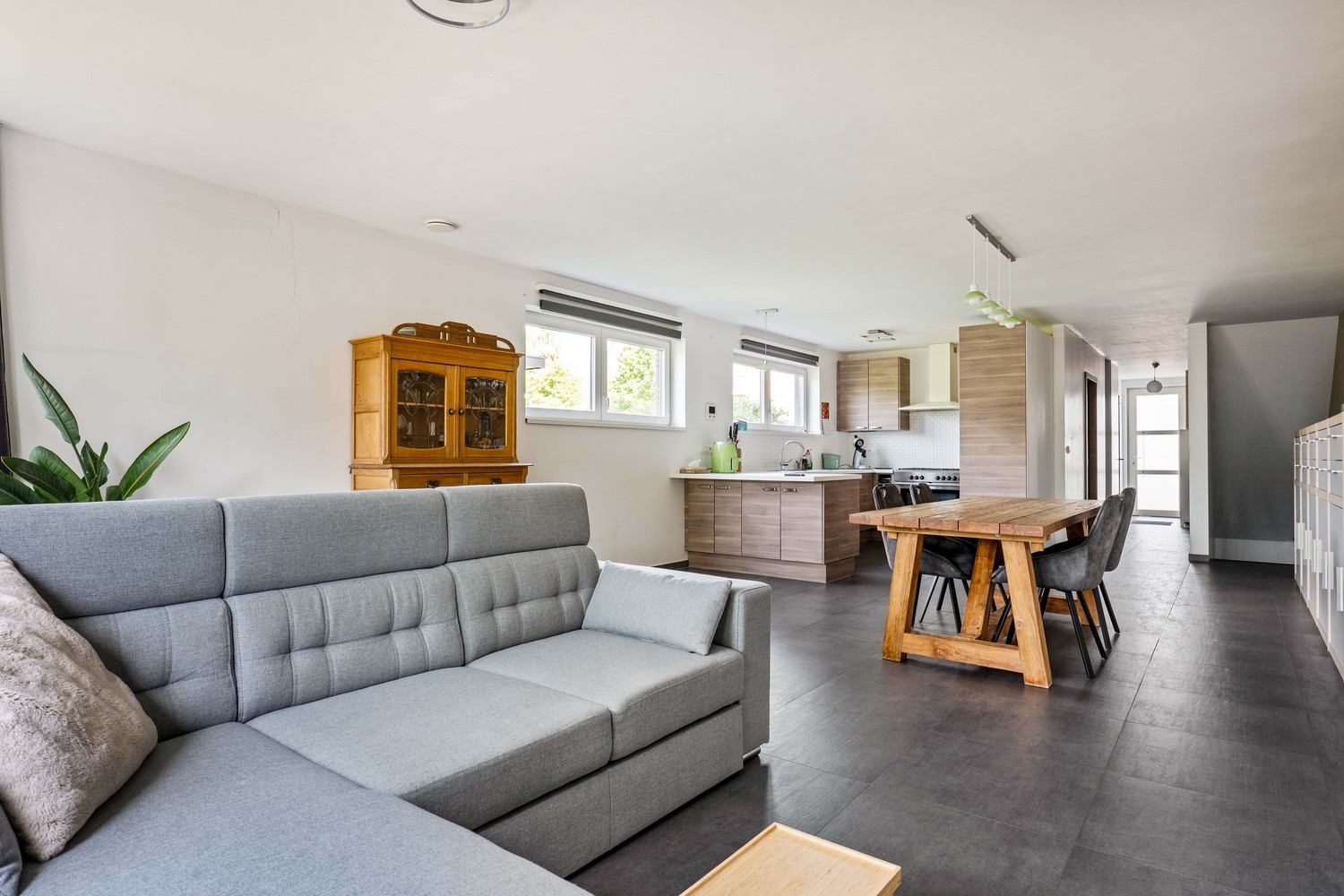 Ruim, energiezuinig appartement met souterrain, 4 slaapkamers, tuin en aanhorende grond in Wijnegem! - foto 4