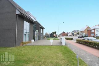Strategisch gelegen kantoorruimte van 396 m² te huur. Op amper 800 meter van de Knokkebaan met een snelle verbinding naar het op- en afrittencomplex van de E40 te Aalter. Ook met het openbaar vervoer vlot bereikbaar, station en bushalte op slechts 800 meter.<br /><br />De instapklare kantoren zijn <strong>praktisch ingedeeld</strong> met aparte ruimtes op de tweede verdieping en een landschapskantoor op de 3e verdieping. Verder beschikt de ruimte over o.a. een kitchenette, sanitaire voorziening en airconditioning. Grote raampartijen zorgen voor veel natuurlijke lichtinval. Tevens zijn de ruimtes voorzien van ruime <strong>terrassen</strong>.<br />4 bovengrondse <strong>parkeerplaatsen </strong>voorzien.<br /><br />Beschikbaar vanaf september 2026.<br /><br />Contacteer <strong>PANORAMA B2B GENT KANTOREN</strong> voor bijkomende (technische) inlichtingen, plannen of een vrijblijvend plaatsbezoek<strong> 0477 44 39 30</strong>.
