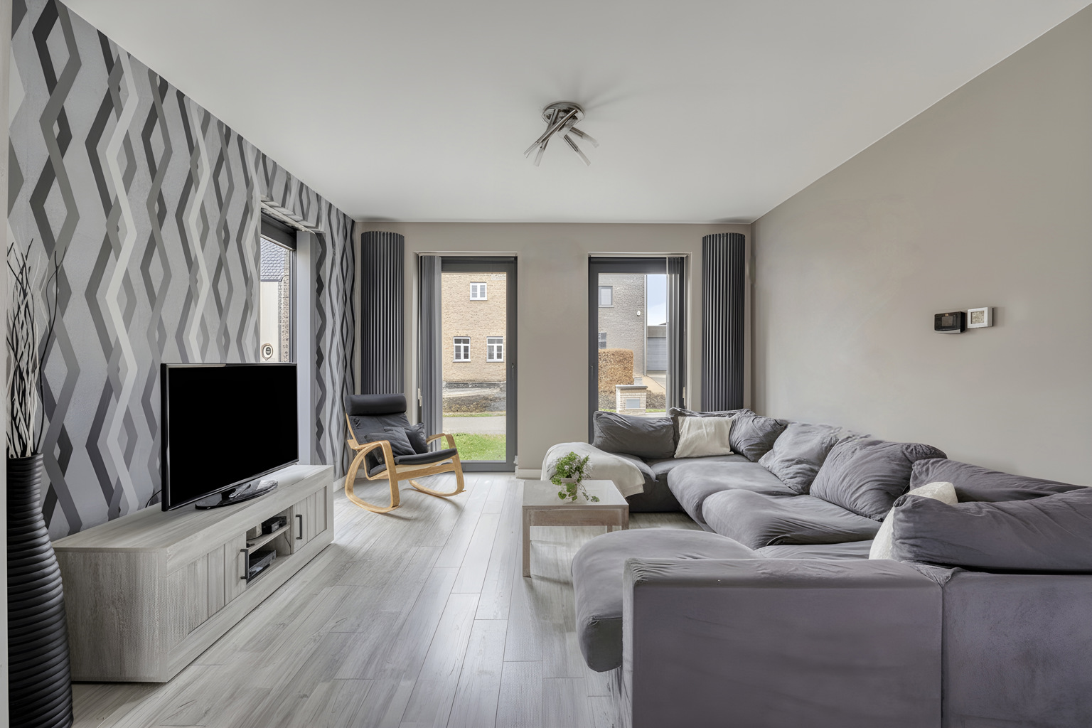 INSTAPKLARE WONING MET PRAKTIJKRUIMTE/BUREEL EN ZWEMBAD   - foto 5