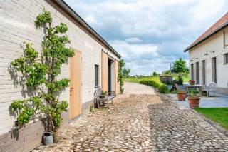 Uw droom van landelijk wonen wordt werkelijkheid met dit exclusief gerestaureerd landhuis met oneindig veel potentieel. Hier komt u thuis in een...