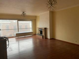 Ruim appartement in kleinschalig gebouw. Inkom met vestiarekast , gastentoilet met handenwasser, slaapkamer 1: 12 m2, slaapkemer 2: 12.4...