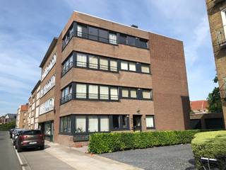 Kristus-Koning, vlakbij de Carrefour NET LICHTRIJK appartement met mooi vergezicht, 2 slaapkamers<br /><br />Inkomhal, gezellige lichtrijke living , ingerichte keuken met gasfornuis, wasmachine, gootsteen, frigo.<br />toilet, 2 mooie slaapkamers met zonnebalkon. nette kelderberging <br />LIFT AANWEZIG tot in de puntjes verzorgd.<br />800 euro per maand + 40 euro voorschot op de algemene kosten. <br /><br />Mogelijkheid om garage bij te huren