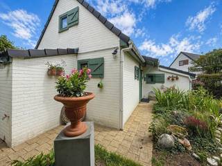 Vakantiewoning gelegen in het groene en rustige domein Nieuwendamme, op wandelafstand van de jachthaven en het openbaar vervoer van Nieuwpoort-Stad.<br />De woning omvat een inkomhal met apart toilet en een badkamer met douche en enkele lavabo. De lichtrijke en gezellige leefruimte met eetplaats en open keuken geeft toegang tot de zonnige tuin met terras. Op de verdieping bevindt zich de slaapkamer, die zorgt voor een knusse en rustige slaapomgeving.<br />Mogelijkheid tot aankoop van een staanplaats nabij de woning.<br />Gelegen in een verzorgd domein met gemeenschappelijk zwembad en speeltuin, perfect voor zowel eigen gebruik als een interessante investering.