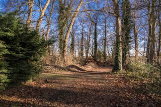 Deze prachtige bouwgrond van maar liefst 4.986 m² kan u terugvinden aan de rand van de Lembeekse Bossen!Dit bouwlot werd opgenomen in een verkaveling...