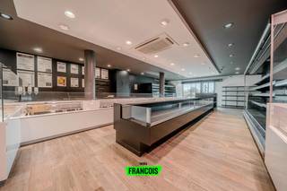 Bent u op zoek naar een commercieel pand op een toplocatie in Kortemark?<br /><br />Dan is dit iets voor u!<br /><br />Op een uitstekende ligging bevindt zich dit veelzijdige handelspand met tal van mogelijkheden.<br /><br />Ideaal geschikt voor onder meer een frituur, fitnesszaal, versmarkt, winkel of kantoorruimte.<br /><br />Het pand omvat een ruime handelsruimte (+/- 120 m²), perfect voor een actieve onderneming.<br /><br />Daarnaast beschikt het over een keuken met bijkeuken, één grote en één kleine koelcel, en een ruime garage met elektrische poort. (200m²)<br /><br />Tot slot is er nog een afzonderlijke privéruimte met toegang tot een gezellig tuintje.<br /><br />Bouwtechnisch is dit pand voorzien van een EPC-label C, een conforme elektrische installatie en airconditioning — een instapklaar geheel op een absolute toplocatie!<br /><br />Bent u nu geïnteresseerd in dit handelspand? <br /><br />Aarzel niet en neem contact met ons op!<br /><br />