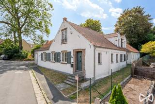 Deze karaktervolle woning geniet van een gunstige ligging nabij diverse belangrijke verbindingswegen en biedt dankzij de ruime indeling en het mooie perceel heel wat mogelijkheden voor diverse doeleinden.

Hier komt u volledig tot rust in een groene en rustige omgeving, waar privacy centraal staat dankzij de volledig afgesloten tuin. De woning beschikt over heel wat ruimte en biedt volop mogelijkheden om ze naar eigen smaak en wensen om te vormen tot een echte thuis.

Hoewel de woning heel wat charme en potentieel bezit, dient ze op energetisch vlak gerenoveerd en verder verduurzaamd te worden. Een mooie opportuniteit voor wie op zoek is naar een karaktervolle woning en graag zelf een eigendom met veel potentieel en persoonlijkheid wil creëren.