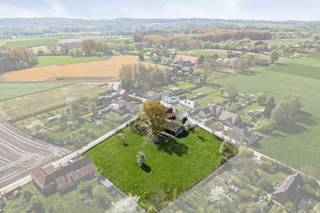 Op de grens van Brakel en Maarkedal, vlakbij het prachtige natuurgebied ’t Burreken, bevindt zich deze karaktervolle hoeve op een perceel van maar liefst 6.610 m², gelegen in agrarisch gebied. De woning situeert zich langs de Hauwstraat waarbij de omliggende gronden zich uitstrekken rond de verschillende bijgebouwen en loodsen. Dankzij de uiterst rustige ligging en de uitstekende bereikbaarheid richting Oudenaarde en Zottegem biedt deze eigendom tal van mogelijkheden. De woning omvat een kelder, een gelijkvloers met leefruimte, keuken, twee slaapkamers en badkamer, evenals een eerste verdieping met ruime zolder en verschillende bergruimtes. Daarnaast beschikt de eigendom over diverse loodsen en schuren met een totale bruto vloeroppervlakte van ca. 698 m². Bent u op zoek naar een eigendom met potentieel op een uitzonderlijke locatie nabij natuur en toch vlot bereikbaar, dan is deze hoeve zeker een bezoek waard. Contacteer Vastgoed Lietaer via 055/500 007 of mail naar info@vastgoedlietaer.be voor meer informatie of stedenbouwkundige inlichtingen. De eigendom is vrij bij akte. Enkel een schriftelijk bod dat door de verkopers wordt aanvaard, leidt tot een verbintenis of verkoop. Positief advies voor het omzetten van de woning (landbouw) naar ééngezinswoning.<br /> 