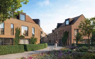 Maak kennis met de duurzame nieuwbouwwoningen in "Villa de Kroon", rondom een groen en rustig binnengebied gelegen in de geliefde Kristus-Koningwijk. Een ideale locatie in het hart van Brugge waar rust en groen centraal staan, gecombineerd met de nabijheid van invalswegen, winkels, openbaar vervoer en het historische centrum van Brugge op wandel- en fietsafstand.<br /><br />Deze woningen van Villa De Kroon bevinden zich in het prachtige binnengebied, dat de Kroonstraat met de Scheepsdalelaan verbindt. Deze unieke ligging zorgt voor een rustige en groene omgeving, terwijl je toch dicht bij alle voorzieningen bent. Elke woning is voorzien van een gezellige leefruimte met een open keuken, drie slaapkamers en een privatieve tuin. Ideaal voor gezinnen die op zoek zijn naar een comfortabel en modern huis midden in de stad.<br /><br />Bij Villa De Kroon is aan alles gedacht, ook aan de praktische kant van het wonen. Er is een ondergronds parkeercomplex met garageboxen, parkeerplaatsen en bergingen. Daarnaast is er veel ruimte voorzien voor fietsenstallingen, ideaal voor wie graag de fiets neemt om Brugge en omgeving te verkennen.<br /><br />Duurzaamheid staat centraal in dit nieuwbouwproject. Dankzij geothermie, via een BEO-veld, voldoet Villa De Kroon niet alleen aan de strenge normen van vandaag, maar is het ook klaar voor de toekomst. Dit maakt het project niet alleen energiezuinig, maar ook milieuvriendelijk, waardoor het een duurzame investering is voor de lange termijn.<br /><br />Neem vandaag nog contact met ons op voor meer informatie en ontdek hoe jij kunt wonen in dit exclusieve nieuwbouwproject in Brugge. Mis deze unieke kans niet om te wonen in een van de meest gewilde wijken van de stad!