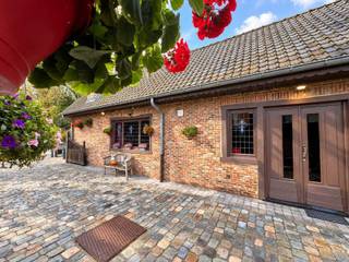 <p><span>Karaktervolle woning in Ramsel bestaande uit: inkomhal, keuken, leefruimte met speksteenkachel, 3 slaapkamers, badkamer met ligbad, berging en terras.<br /><br />De woning valt meteen op door haar bijzondere gevel en authentieke uitstraling. De glas-in-loodramen, houten balken en warme materialen geven de woning een eigen, herkenbare charme.<br /><br /></span><span>Gelegen in het charmante Ramsel, met winkels en wandelroutes in de omgeving en aansluiting op de E314 via Aarschot.<br /></span></p>
<p><span>Stedenbouwkundige inlichtingen in aanvraag.</span></p>
<p><strong>Interesse?</strong><span><strong> </strong>Contacteer ons kantoor voor meer informatie of een bezoek ter plaatse via </span><strong><span>0470/883.731</span></strong><span> of </span><strong><span>amber@immo-b.be</span></strong><span>!</span></p>
<p><span></span></p>