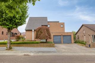 <strong>Leuke gezinswoning met 4 slaapkamers te koop in Deurne (Diest)</strong><br /><br />In een rustige wijk nabij het centrum van Deurne-Diest, vinden we deze leuke gezinswoning. Op wandel- en fietsafstand vinden we een warme bakker, een apotheek, een basisschool en openbaar vervoer. Op slechts 5 minuutjes rijden komen we in het centrum van Tessenderlo met meer scholen, supermarkten en horeca. Er is een vlotte verbinding naar omliggende centra zoals Engsbergen, Tessenderlo, Schaffen en Meldert. <br /><br />Bij binnenkomst in de inkomhal is er een apart gastentoilet. Via de inkomhal komen we binnen in de lichtrijke leefruimte. Dankzij de grote raampartijen komt hier veel natuurlijke lichtinval binnen. Aansluitend aan de leefruimte is de keuken. De keuken is uitgerust met een kookvuur met dampkap, een oven, een microgolf, een koelkast en een spoelbak. Achter de keuken is een handige berging met ingemaakte kasten en met aansluiting voor een wasmachine.<br /><br />Verder bevindt zich op het gelijkvloers een eerste slaapkamer (15m²) en de badkamer (5,8m²). De badkamer is voorzien van een grote inloopdouche en een lavabo. <br /><br />Op de verdieping zijn er drie ruime slaapkamers (10m², 12,30m² en 18,29m²) en een bureau (4,36m²). Verder is er nog een zolderkamer (13m²) die nog potentieel biedt.<br /><br />Voor het parkeren van de wagen is er een dubbele inpandige garage met automatische poorten. Vanuit de garage is er eveneens toegang tot de kelder, ideaal voor extra stockage of als hobbyruimte.<br /><br />Achteraan heeft de woning een leuk overdekt terras en een zuid georiënteerde tuin waar het heerlijk vertoeven is.<br /><br />De centrale verwarming gebeurt via een warmtepomp met vloerverwarming op het gelijkvloers. De ramen zijn voorzien van HR-beglazing (houten profielen) en de muren en het dak zijn geïsoleerd. Voor de verwarming van het water is er een recente warmtepompboiler van het merk Viessmann. Er liggen 28 zonnepanelen met een totaal vermogen van 6.720 Wp. De berekende energiescore bedraagt slechts 120 kWh/(m²jaar) wat resulteert in een energielabel B.<br /><br />Verder is er een regenwaterput die aangesloten is op de toiletten en de buitenkraan. <br /><br />Spreekt deze leuke gezinswoning jullie aan? Contacteer ons via info@bosmanvastgoed.be voor meer info of een bezoek ter plaatse. Wij helpen jullie graag verder!