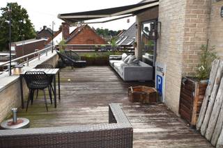 <p><strong>Gesitueerd in het kleinste dorp van Westerlo – “Voortkapel”. Doch met verschillende faciliteiten zoals openbaar vervoer, winkels, scholen… in de nabije omgeving. </strong></p>
<p>Kapelplein 1 is zeer rustig gelegen, men ondervindt geen geluidshinder.</p>
<p>Gelegen op het 2<sup>de</sup> verdiep, bereikbaar met lift en/of trap. <br /><br /><strong>INDELING APPARTEMENT</strong></p>
<p>Bij het bovenkomen treft men het gastentoilet. <br />De inkomhal beschikt over vestiaire ruimte en verleent toegang tot de berging (7m²) waarbij de aansluiting voor de wasmachine zich bevindt. Verder treft men de leefruimte met zithoek. Ook hier is nog een extra berging/ technische ruimte voorzien. Via het schuifraam kan men het Zuidoost-gericht terras van wel 60m² (!) betreden, voorzien van zonneluifel. Genieten hier zo!</p>
<p>Achterliggend treft men de keuken. Deze beschikt over hedendaagse toestellen (keramische kookplaat met afzuigkap, combi-oven, ijskast met vriesgedeelte en een dubbele spoelbak. Ontbrekend: vaatwasmachine).</p>
<p>De nachthal verleent toegang tot de 2 slaapkamers (10² – 11,50m²) alsook de badkamer met douchecabine, enkele lavabo, spiegel- en opbergkasten alsook een 2<sup>de</sup> toilet. <br /><br />Achteraan het gebouw bevindt zich een private garagebox met manuele poort alsook een afgesloten bergplaats voorzien voor 2 fietsen.<br /><br /><strong>GELIEVE AANVRAGEN TOT BEZICHTIGING TE DOEN VIA DE KNOP "MAAK EEN AFSPRAAK" (ONLINE)</strong><br /><br /><strong>BIJZONDERHEDEN </strong></p>
<ul>
<li>Beschikbaar vanaf 01 augustus 2026</li>
<li>Cv op gas</li>
<li>Gunstig EPC</li>
<li>Gemeenschappelijke kost: €60,00</li>
<li>Kosten voor elektriciteit, water en gas vallen ten laste voor de huurder</li>
<li>Inclusief (rol)gordijnen</li>
<li>Verlichting- raamdecoratie- en armaturen kunnen overgenomen worden <br /><br /><strong>POSITIEVE ASPECTEN </strong><strong></strong><strong> </strong></li>
<li>Zeer rustig gelegen</li>
<li>Ruim Zuidoost- gericht terras van 60m²(!)</li>
<li>Inclusief lift</li>
</ul>