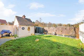 Maison 3 façades tout confort offrant de beaux espaces de vie et idéalement pensée pour la vie familiale et proche de toutes les commodités...