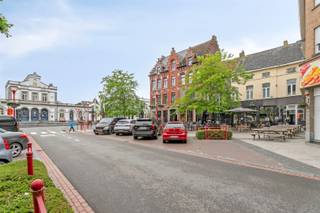 Welkom in het hart van Ronse, waar deze charmante woning een unieke kans biedt voor zowel woon- als commerciële opportuniteiten.Dit handelspand met appartement beschikt over drie ruime slaapkamers, perfect om een gezinsleven te combineren met uw ondernemingsdromen. Bij binnenkomst in de handelsruimte valt direct de gezellige eetruimte op, compleet met een stijlvolle inrichting en veel natuurlijk licht dankzij de grote ramen. De volledige keuken is klaar om uw culinaire creaties tot leven te brengen en heeft alle voorzieningen die u nodig heeft. De woonruimte straalt comfort uit, wat ideaal is voor ontspanning na een drukke dag. Het hele pand ademt een warme en uitnodigende sfeer uit, wat wordt versterkt door de stijlvolle afwerking. Met de strategische ligging midden in de stad, geniet u van de nabijheid van lokale winkels, restaurants en andere voorzieningen. Hoewel er geen garage aanwezig is, biedt de omgeving voldoende parkeergelegenheid. Dit pand is een perfecte combinatie van wooncomfort en zakelijke mogelijkheden. Laat u verleiden door de charme en potentieel van deze unieke eigendom in Ronse. Ontdek de veelzijdigheid die het te bieden heeft en maak van deze woning uw nieuwe thuis of succesvolle bedrijfslocatie.