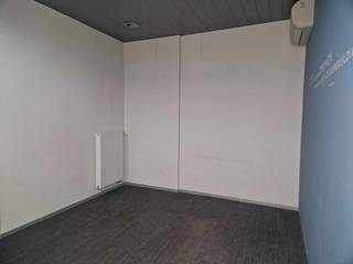 Ben je op zoek naar een ideale handels- of kantoorruimte? Zoek niet verder! Dit commerciële kantoor is gelegen op het gelijkvloers en beschikt...