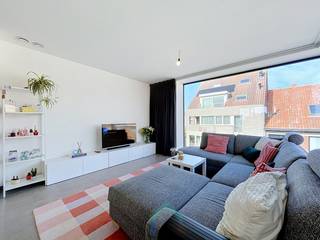 Ligging<br />Dit moderne nieuwbouwappartement ligt op de tweede verdieping van een kleine residentie met drie appartementen. Scholen, openbaar vervoer en winkels zijn slechts op een steenworp verwijderd, net als het centrum van Tielt.<br /><br />Indeling<br />Via de inkomhal kan je enerzijds richting het slaapgedeelte en anderzijds richting het woongedeelte. In het woongedeelte is er een royale leefruimte voorzien met een open, geïnstalleerde keuken. Deze is afgewerkt met een inductiekookplaat, dampkap, combi-oven en vaatwas. Vanuit de keuken kan je naar de praktische wasplaats waar heel wat inbouwkasten terug te vinden zijn. Hier is ook ruimte voorzien om een wasmachine en droogkast te plaatsen. Vervolgens is er een afgesloten privé terras waar het aangenaam vertoeven is (mogelijkheid tot het overnemen van de pergola). In het slaapgedeelte zijn er twee slaapkamers van respectievelijk 13,5 en 17,5 vierkante meter. De badkamer is afgewerkt met een lavabo en inloopdouche. Tenslotte is er een ruime garage die plaats kan bieden voor twee wagens.<br /><br />Varia <br />Het volledige appartement is voorzien van vloerverwarming die aangedreven wordt met een warmtepomp. Er is Airconditioning voorzien. Het instapklaar appartement wordt verhuurd voor 950 euro per maand met 50 euro per maand provisie voor de gemeenschappelijke kosten. Het appartement is beschikbaar vanaf 1/01/2027.<br /><br />Troeven<br />* Nieuwbouwappartement = conform de huidige normen<br />* Zongericht terras <br />* Ruime garage<br />* Vlakbij centrum Tielt<br /><br />Interesse<br />Ben jij klaar om van dit moderne appartement jouw thuis te maken? Contacteer Magali vandaag nog voor meer informatie of een bezoek.