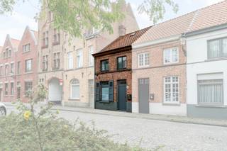 De woning werd doorheen de voorbije jaren voorzien van nieuwe: elektriciteit, sanitaire- en verwarmingsleidingen, keuken, badkamer,...