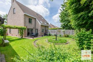 Deze charmante woning is gelegen op een gegeerde locatie aan de rand van Gent, in Sint-Amandsberg, omringd door groen en dicht bij scholen,...