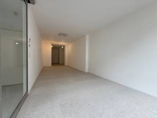 Fantastisch gelegen handelsruimte van 35 m² te huur in het centrum van Brugge, langs de Wulfhagestraat (zijstraat Noordzandstraat) en vlakbij parking Zilverpand en 't Zand. Het pand met een gevelbreedte van +/- 5 meter geniet van een énorme visibliteit, volledig gerenoveerd en dus instapklaar. In combinatie met de passage is dit dé ideale uitvalsbasis voor uw bedrijf. Daarnaast biedt de ruimte op het gelijkvloers veel mogelijkheden en is het geschikt voor verschillende activiteiten (diensten, vrij beroep, kunst ...). Voor meer informatie of een bezoek ter plaatse kan u contact opnemen met Sebastien op 0477 09 09 09.