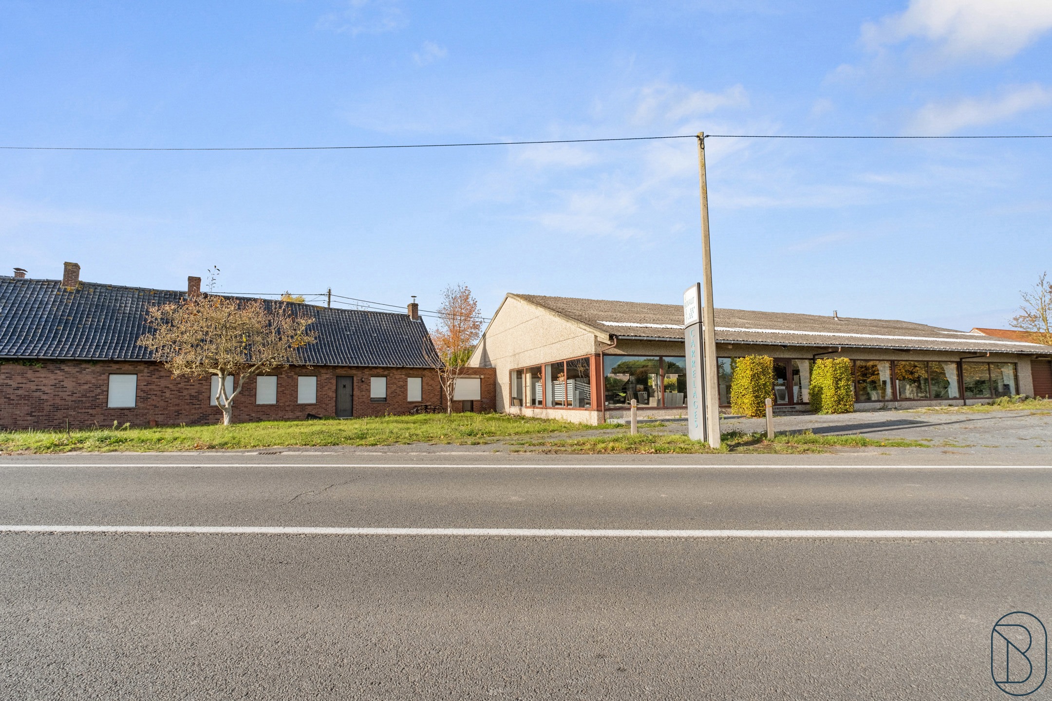 Commercieel gebouw van 750 m² met woning en parking.  - foto 2