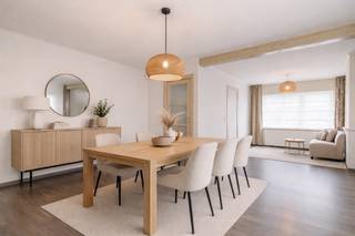 <u><strong>OPENDEURDAG OP ZATERDAG 25 APRIL 2026 tussen 9u30 en 12u30 (op afspraak)</strong></u><br /><br />U kunt een BOD uitbrengen op deze woning, rekening houdend met de AANVANGSPRIJS van <strong>€ 365.000,00 </strong>elk hoger BOD wordt voorgelegd aan de eigenaars die al dan niet kunnen ingaan op dit aanbod.<br /><br />Op een centrale ligging in Sint-Michiels, vlak bij winkels, scholen, openbaar vervoer en lokale handelaars, bevindt zich deze verzorgde &amp; energiezuinige gezinswoning op een perceel van 205 m². De woning werd doorheen de jaren zorgvuldig onderhouden. Dankzij <strong>de zonnige tuin</strong> geniet je hier volop!  Op het gelijkvloers word je verwelkomd in een sfeervolle inkomhal met een aansluitende woonkamer die zeer lichtrijk is en met uitzicht op de tuin. Aansluitend aan de leefruimte is er nog een functionele volledig ingerichte keuken met een aanpalende bijkeuken/ wasplaats. Op de eerste verdieping bevinden zich<strong> 2 volwaardige slaapkamers en een badkamer met douche, wastafel in meubel en een toilet.</strong>  Er is een grote zolderruimte aanwezig te bereiken via een vaste trap. Deze zolder kan perfect worden ingericht als extra slaapkamer(s), hobbyruimte of bureau, afhankelijk van jouw wensen. De tuin heeft nog een extra tuinberging. <strong>Energielabel B, Gekeurde Elektriciteit ,Traplift aanwezig, Regenwaterput van 5000 liter en de woning is asbestveilig! Kan ook een interessante investering zijn!</strong><br /><br /><br /><strong><u>Gelijkvloers:</u></strong>
<ul>
	<li>Sfeervolle inkomhal;</li>
	<li>Lichtrijke leefruimte met uitzicht op de tuin;</li>
	<li>Volledig ingerichte keuken met alle toestellen;</li>
	<li>Wasplaats/Berging achteraan aan de keuken;</li>
	<li>Apart toilet op het gelijkvloers;</li>
	<li>Zonnige tuin met tuinberging;</li>
</ul>
<strong><u>Eerste verdieping:</u></strong>

<ul>
	<li>2 volwaardige slaapkamers;</li>
	<li>Badkamer met douche, wastafel in meubel en hangtoilet;</li>
</ul>
<u><strong>Tweede verdieping te bereiken met vaste trap:</strong></u>

<ul>
	<li>Prachtige zolderkamer die kan ingericht worden als extra slaapkamer /hobbyruimte of bureau</li>
</ul>
<u><strong>Troeven:</strong></u>

<ul>
	<li>Regenwaterput van 5000 liter;</li>
	<li>Asbestveilige woning;</li>
	<li>Gekeurde Elektriciteit;</li>
	<li>Energielabel B;</li>
	<li>Traplift aanwezig.</li>
</ul>
<br />Voor meer informatie of verdere vragen over deze woning contacteer ons via: oostkamp@caenen.be<br /> 