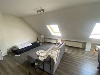 VISITES UNIQUEMENT SUR RENDEZ-VOUS EN LIGNE VIA www.structura.beSpacieuse studio À LOUER d’une surface habitable d’environ 42 m², située au 4ᵉ...