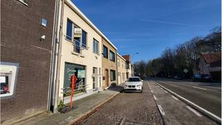 Gerenoveerd en comfortabel Duplex-Appartement met 2 slaapkamers en zeer ruim TERRAS op een uitstekende ligging in het centrum van Loppem.De...