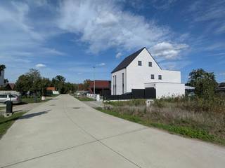Droom je van een een eigen woning in een rustige, kindvriendelijke omgeving? Deze prachtige bouwgrond voor een halfopen bebouwing biedt de perfecte balans tussen landelijk wonen en een moderne buurt.<br /><br />Troeven van het perceel:<br />- Rust en veiligheid: Gelegen in een doodlopende straat waar enkel plaatselijk verkeer komt. Ideaal voor wie op zoek is naar stilte of een veilige speelplek voor kinderen.<br /><br />- Moderne uitstraling: De verkaveling is kwalitatief en mooi aangelegd. De straat krijgt al een fraai gezicht door de vele stijlvolle nieuwbouwwoningen die er recent zijn gerealiseerd.<br /><br />- Geen bouwverplichting: Je zit niet vast aan een strakke tijdlijn. Koop de grond vandaag als slimme investering of neem alle tijd die je nodig hebt om jouw droomwoning tot in de puntjes te ontwerpen.<br /><br />- Landelijke ligging: Geniet van het groene, gemoedelijke karakter van Balen, met al de nodige voorzieningen, scholen en winkels op korte afstand.<br /><br />- Bouwvoorschriften; gevelbreedte 6,5m, met naastgelegen garage of carport van 3,5m, bouwdiepte gelijkvloers min. 10m, max. 15m, bouwdiepte verdieping max. 15 m, bouwdiepte dakverdieping, max. 10m. Bijgebouwen in de tuin max. 40 m².<br /><br />Klaar om de eerste stap te zetten naar jouw nieuwe thuis? Neem vandaag nog contact met ons op voor meer informatie of een bezoek ter plaatse!<br /><br />Bestuursmaatregelen in het maatregelenregister: nee