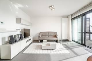 PLAN U BEZOEK OP ONZE WEBSITE: https://www.claeswillems.be/nl/te-huur 
Dit gezellige 1-slaapkamerappartement is centraal gelegen en biedt een praktische indeling, ideaal voor een alleenstaande of een koppel.

Het appartement beschikt over een lichtrijke leefruimte met een open keuken en eetruimte, één slaapkamer, een badkamer, een apart toilet en een aangenaam terras waar u heerlijk kan genieten van de buitenlucht. Daarnaast beschikt u over een ondergrondse autostaanplaats, wat zorgt voor extra comfort en een veilige parkeerplaats.

Dankzij de uitstekende ligging heeft u alles binnen handbereik. Scholen, winkels, een sportcomplex, openbaar vervoer, het station en tal van andere voorzieningen bevinden zich op wandelafstand.

Bent u op zoek naar een comfortabel appartement op een centrale locatie met alle faciliteiten in de onmiddellijke omgeving? Plan dan zeker een bezoek in.