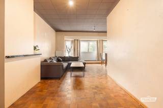 Toplocatie in hartje Roeselare – ideale gezinswoning of interessante investering<br /><br />Bent u op zoek naar een woning op een centrale ligging met een vlotte bereikbaarheid én een interessant rendement? Dan is deze charmante bel-etagewoning in het centrum van Roeselare beslist een bezoek waard. Dankzij de uitstekende locatie, de praktische indeling en de mogelijkheid tot eigen bewoning of investering vormt deze eigendom een unieke opportuniteit.<br /><br />Voor de woning bevindt zich een aangenaam pleintje waar u in alle rust kunt genieten van het stadsleven. Winkels, horeca, scholen, openbaar vervoer en andere dagelijkse voorzieningen bevinden zich op wandelafstand.<br /><br />Technische kenmerken<br /><br />•Centrale verwarming op aardgas<br /><br />•PVC-schrijnwerk met dubbele beglazing<br /><br />•Elektrische installatie conform de geldende regelgeving<br /><br />•Conformiteitsattest aanwezig<br /><br />•Geschikt als eigen woning én als zorgeloze investering<br /><br />Indeling<br /><br />Gelijkvloers<br /><br />•Inkomhal<br /><br />•Ruime inpandige garage<br /><br />•Praktische berging<br /><br />•Kelder<br /><br />•Koer met uitweg via een dienstdoorgang<br /><br />Eerste verdieping<br /><br />•Lichtrijke woonkamer<br /><br />•Volledig uitgeruste keuken<br /><br />•Gezellig terras aansluitend aan de keuken<br /><br />•Badkamer met douche en toilet<br /><br />Tweede verdieping<br /><br />•Nachthal<br /><br />•Apart gastentoilet met handenwasser<br /><br />•Twee volwaardige slaapkamers<br /><br />Zolderverdieping<br /><br />•Bereikbaar via een zolderluik<br /><br />•Ideale extra bergruimte<br /><br />Bent u op zoek naar een woning met een uitstekende ligging, een praktische indeling en een aantrekkelijk investeringspotentieel? Neem vandaag nog contact op met Immo François voor meer informatie of plan uw bezoek. Wij begeleiden u graag verder.<br /><br />