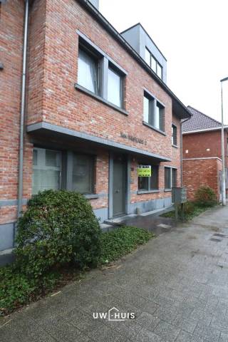 Bent u op zoek naar een gelijkvloers appartement met twee slaapkamers, grote tuin én garage? Lees en kijk dan snel even verder!<br />Dit appartement is ideaal gelegen, in het centrum van Haasdonk. Scholen, winkels en het openbaar vervoer zijn vlakbij. Dit appartement heeft een bewoonbare oppervlakte van 112 m2. Dit appartement heeft een grote tuin (incl. terras) waar m'n gezellig kan vertoeven met familie en vrienden. Dit appartement heeft aansluitend een garage, achteraan de tuin. De tuin beschikt tevens over een tuinhuis en een overdekt terras. <br />Indeling gelijkvloers:
Inkomhal met ingemaakte kasten en een gastentoilet. Ruime én lichtrijke leefruimte met open keuken. De keuken is volledig geïnstalleerd met kasten en toestellen. Ruime berging met aansluiting voor het wasmachine en de droogkast. Er is voldoende opbergruimte in de berging. Badkamer met ligbad, douche, dubbel lavabomeubel én toilet. Twee slaapkamers waarvan één slaapkamer met inloopdressing. Grote tuin (incl. terras) met achteraan een garage. De tuin beschikt tevens over een tuinhuis én een overdekt terras. <br />Dit prachtig appartement is beschikbaar vanaf 1 april 2026.
De gemeenschappelijke kosten zijn inbegrepen in de huurprijs. 