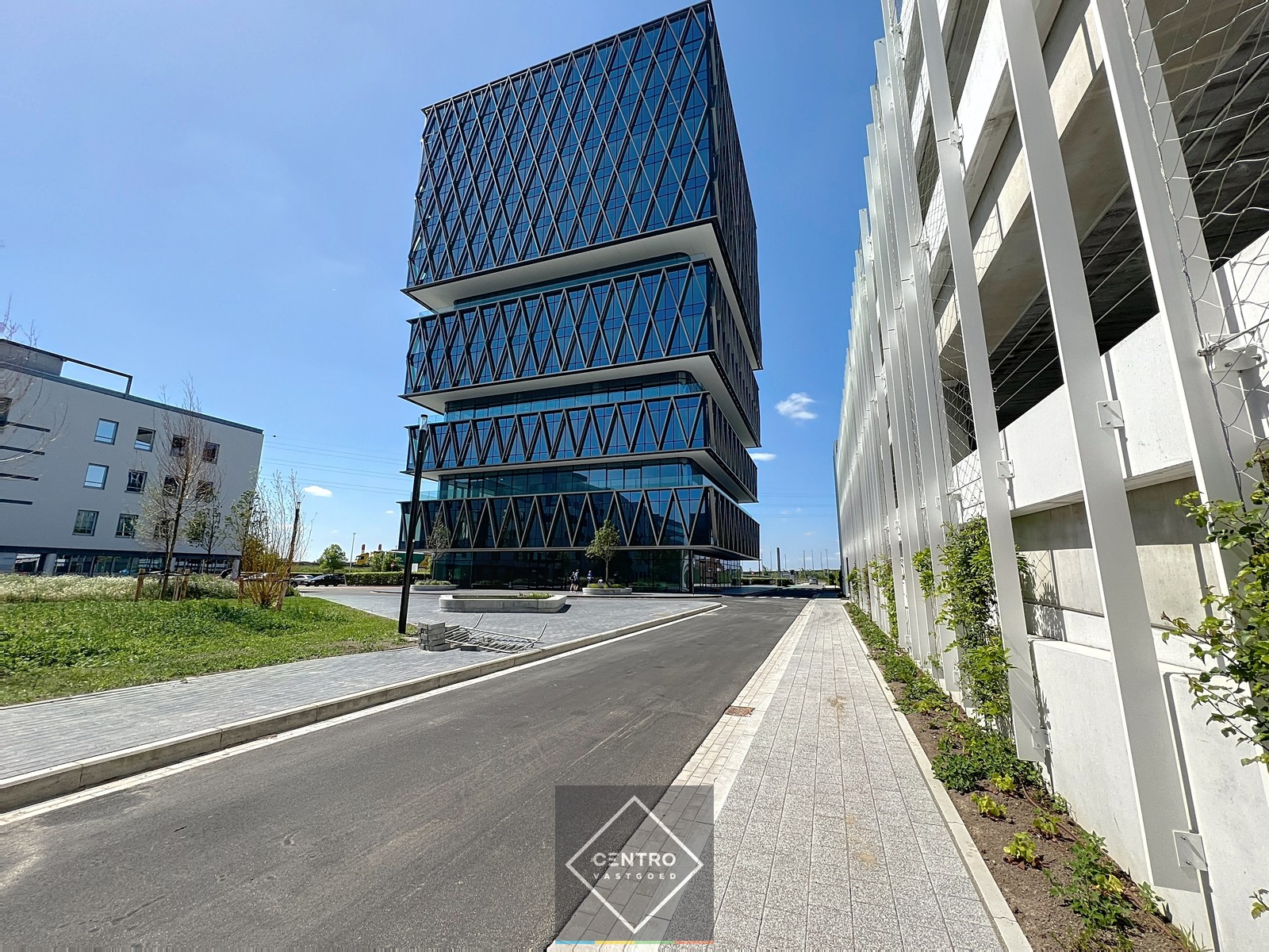 SCHERP GEPRIJSDE kantoorruimte (±240m²) met prachtige zichten in de Westwing Tower op de derde verdieping ! - foto 2