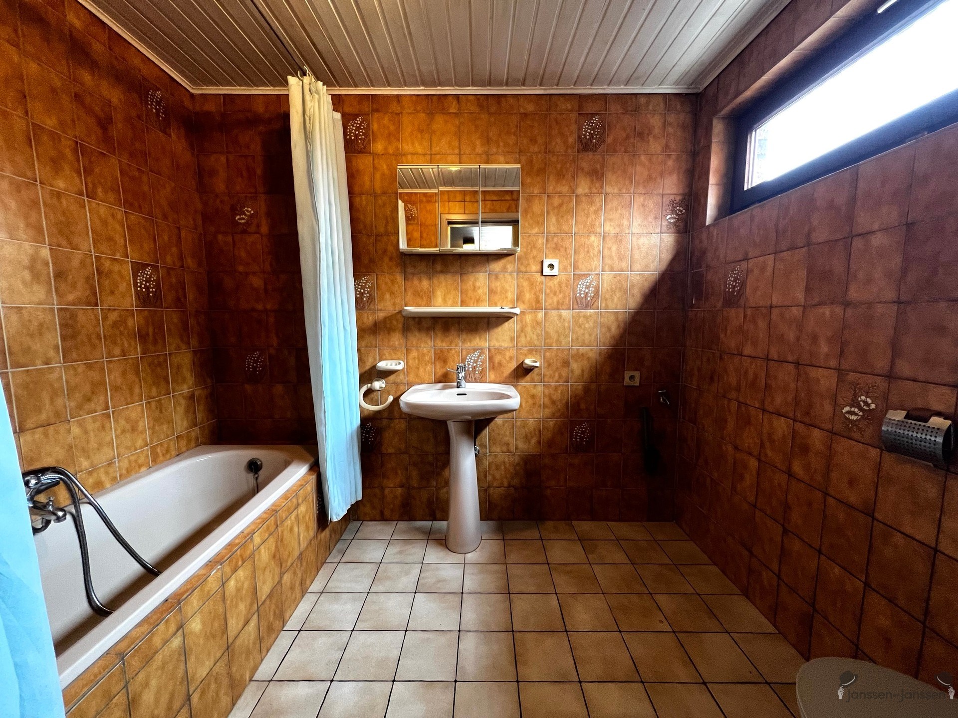 Te renoveren rijwoning met tuin - foto 4