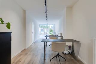 <h3><span>Commerciële ruimte op toplocatie op t Eilandje ideaal voor kantoor, vrije beroepen of dienstverlening</span></h3><p><span>Altijd al gedroomd van een eigen zaak op een bruisende locatie? Dan is dit misschien wel jouw kans!</span></p><p><span>Deze instapklare handelsruimte ligt pal in het hart van t Eilandje een levendige buurt vol passage en charme. De ruimte beschikt over een mooie vitrine met maximale zichtbaarheid, ideaal om jouw zaak in de kijker te zetten.</span></p><p><span>Wat mag je verwachten?</span></p><ul><li><span>Een commercieel gedeelte met tijdloze parkettegels</span></li><li><span>Ingebouwde kasten achteraan, handig voor opslag</span></li><li><span>Een aparte kitchenette en een afzonderlijk toilet</span></li><li><span>Topligging: makkelijk bereikbaar met openbaar vervoer én vlak bij belangrijke invalswegen</span></li><li><span>Gelegen op wandelafstand van o.a. het ZAS, het MAS en het Red Star Line Museum dus constante passage verzekerd!</span></li></ul><p><span>Perfect voor wie wil starten, uitbreiden of zich op een strategische plek wil vestigen.</span></p><p><span>Interesse? Bel ons snel op </span><span>03/633.12.29</span><span> of mail naar </span><span>info@immogreenstar.be</span><span>.<br /></span><span>Immo Green Star helpt je graag verder!</span></p><p><span> </span></p><p><span>Bestuursmaatregelen in het maatregelenregister: nee</span></p>