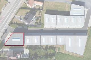 Deze nieuwe KMO- unit/showroom  van<strong> 419 m²</strong> met <strong>6 privatieve parkeerplaatsen </strong>maakt deel uit van de nieuwbouw state-of-the-art bedrijvenpark '<strong>'MG PARK ARSELA</strong>'' bestaande uit 12 KMO-units te koop, met oppervlaktes van 174 m² tot 445 m² (samenvoegbaar tot +/- 769 m²). Fantastisch gelegen langs de bedrijvige Deinsesteenweg, met een vlotte verbinding naar de E17 en E40 en een centrale ligging in Tielt.<br /><br />De casco bedrijfsruimtes (brandklasse C) hebben een vrije hoogte van 5m en worden opgebouwd uit een staalconstructie, in combinatie met een betonplint en geïsoleerde sandwichpanelen. De loodsen zijn toegankelijk via een automatische sectionale poort (4 m B x 4,2 m H). Daarnaast is elke unit uitgerust met een lichtdoorlatend rookluik, polybetonvloer en een geïsoleerd dak.  Bovendien is er aanwezigheid van een regenwaterput van 5.000 liter (per 1 of 2 units) en is het dak voorzien van een draagvermogen voor zonnepanelen: 0,15 kN/m². <br /><br />Per loods is er minstens één privatieve parkeerplaats, met daarnaast ruime parkeergelegenheid op de site. Onmiddellijk beschikbaar.<br /><br />Contacteer <strong>PANORAMA B2B</strong> voor bijkomende (technische) inlichtingen, plannen of een vrijblijvend plaatsbezoek <strong>050 300 800</strong>.