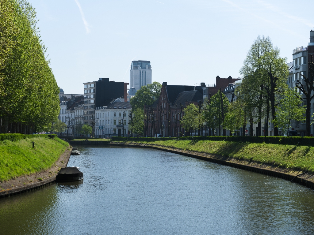 Instapklare en karaktervolle herenwoning (= kantoor) met buitenruimte aan de gegeerde Coupure - photo 2