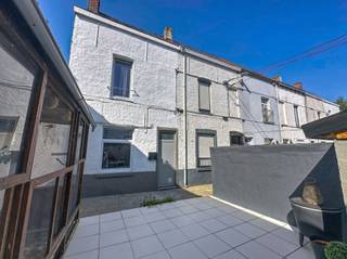 Maison abordable prête à être louée près du centre de Courtrai. Cette propriété se compose au rez-de-chaussée d'un espace de vie avec poêle à...