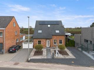 Deze knappe gezinswoning vinden we  terug in  Halen, gelegen langs de Ertsenrijkstraat ter hoogte van nummer 112. We bevinden ons hier nabij de N2...