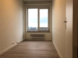 This completely renovated 2-bedroom apartment, with beautiful view, is looking for its first residents. Through the entrance hall with cloakroom...