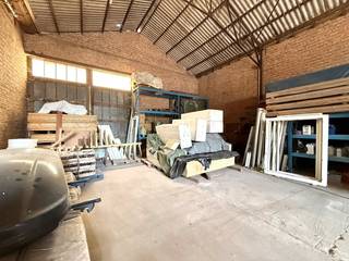 Op een strategische locatie in Beveren-Leie bevindt zich dit degelijk gebouwd magazijn op een perceel van 283 m², waarvan 235 m² bebouwd.Het pand...