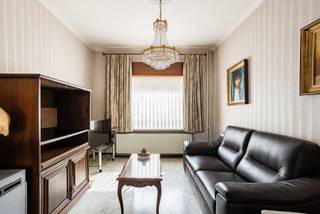 Deze woning is gelegen in een rustige straat en bestaat op het gelijkvloers uit een inkomhal, een lichtrijke leefruimte met aansluitend de veranda, keuken, toilet, ruime berging, koer/terras en een garage. Achteraan heeft u een prachtig zicht over achtergelegen weilanden. Op de verdieping is er een nachthal, badkamer ( ligbad, dubbele wastafel en toilet) en twee ruime slaapkamers. De zolderverdieping is bereikbaar via vaste trap en biedt mogelijkheid tot het maken van extra kamers. Centrale verwarming op aardgas ( nieuwe ketel!). Perfecte ligging aan de stadsrand, in de nabijheid van winkels/aansluiting E40 en openbaar vervoer!