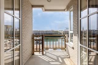 Dit aangename appartement te koop met twee volwaardige slaapkamers is gelegen op de tweede verdieping van de residentie "Eye of the Wind", een hedendaagse residentie uit 2003 op een uitstekende ligging in Zeebrugge. Dankzij de ligging aan de jachthaven geniet u hier van een aangenaam uitzicht en een mooie combinatie van rust, licht en maritieme sfeer.<br /><br />De lichtrijke leefruimte vormt het hart van het appartement en sluit naadloos aan op de open keuken. Vanuit de leefruimte heeft u rechtstreeks toegang tot het zonnige terras, waar u heerlijk kunt genieten van het zicht op de jachthaven en de omgeving. De twee volwaardige slaapkamers bieden voldoende ruimte en comfort voor zowel permanente bewoning als een tweede verblijf aan de Belgische kust.<br /><br />Het appartement beschikt daarnaast over een privatieve kelderberging, ideaal voor extra opslagruimte. Voor wie op zoek is naar bijkomend comfort en parkeergelegenheid, bestaat er bovendien de mogelijkheid om een afgesloten garagebox binnen de residentie aan te kopen.<br /><br />Indeling: <br />- inkomhall<br />- lichtrijke leefruimte met zit- en eetplaats<br />- zuidgericht terras met zicht op jachthaven<br />- open keuken<br />- berging<br />- 2 volwaardige slaapkamers<br />- gastentoilet<br />- badkamer met douchebad en wastafel <br /><br />Mooi aanbod voor wie op zoek is naar een appartement met 2 slaapkamers aan de jachthaven van Zeebrugge. <br /><br />Wenst u meer informatie of bezoek? <br />Neem dan zeker contact op met de dossierbeheerder Arne Vandierendonck via 0493 25 35 85 of arne.vandierendonck@dewaele.com <br /><br /><br /><br />Bestuursmaatregelen in het maatregelenregister: nee
