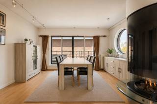 In een rustige, <strong>groene </strong>woonomgeving in Melsele, op wandelafstand van het <strong>centrum </strong>met winkels en horeca, bevindt zich dit indrukwekkende penthouse van ca. <strong>170 </strong>m². Omringd door bossen en open velden biedt deze eigendom een zeldzame combinatie van ruimte, licht en sereniteit.<br /><br />Via de ruime inkomhal met op maat gemaakte inbouwkasten kom je binnen in de leefruimte, toegankelijk via een elegante dubbele deur in zwart glas. De royale woonkamer met <strong>open </strong>keuken geniet van natuurlijk licht dankzij de grote raampartijen en biedt een prachtig uitzicht op het omliggende groen. <br /><br />De nachthal leidt naar een aparte wasruimte en een <strong>gastentoilet</strong>. De master bedroom beschikt over een ensuite badkamer met ruime inloopdouche en dubbele lavabo. Ook de tweede en derde slaapkamer zijn volwaardige kamers. Tussen deze kamers bevindt zich een tweede, ruime badkamer uitgerust met (bubbel)ligbad, dubbele lavabo, toilet en extra bergruimte.<br /><br />Buiten geniet je van een uitzonderlijk ruim <strong>terras </strong>van ca. 50 m² dat zich uitstrekt over de volledige breedte van het appartement, zowel aan de voor- als achterzijde – ideaal voor lange zomeravonden. <br /><br />Daarnaast is er de mogelijkheid om een dubbele <strong>garagebox </strong>met verwijderde tussenmuur en extra bovengelegen bergruimte aan te kopen voor €40.000. <br /><br />Tot slot scoort dit penthouse ook op vlak van <strong>energiezuinigheid </strong>met een gunstige EPC-score B. Het appartement is <strong>asbestveilig </strong><br /><br />Kortom, een uitzonderlijk ruim en luxueus penthouse met alle comfort, gelegen op een toplocatie in het groen én vlak bij het centrum.